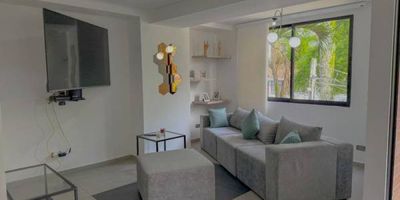 Apartamento en Belén La Palma – Medellín Amplio apartamento de 145 m² ubicado en Belén La Palma, con diseño moderno y excelente distribución. Cuenta con 3 alcobas, 3.5 baños, cocina abierta con isla integrada a la zona social, sala comedor, estudio y zona de ropas independiente. Disfruta de una terraza cubierta de 30 m² y balcón con buena iluminación. Incluye 1 parqueadero y cuarto útil. Edificio con ascensor y estrato 5, ideal para quienes buscan confort y ubicación en un sector residencial tranquilo y central.