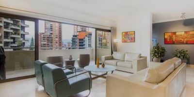 Agradable apartamento parcialmente remodelado, Penthouse dúplex en sector de la Tomatera, a 8 minutos del centro comercial el Tesoro y la zona rosa de el Poblado , sector tranquilo, 295 m2, distribuidos en 3 alcobas , alcoba principal con vestier de 2 pisos, balcón, baño completo con bañera y sauna, alcobas auxiliares con amplio closet y baño completo , cocina abierta, alcoba de servicio con baño completo, salón comedor , balcón con hermosa vista y estudio. Unidad cerrada con piscina , juegos infantiles, salón social y parqueadero de visitantes.