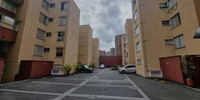 Amplio apartamento, en excelente sector, unidad cerrada con parqueadero, 3 alcobas mas servicio, 3 baños, sala comedor, balcón, construcción tradicional.