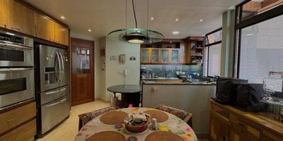 Espectacular apartamento en ubicación privilegiada, una urbanización familiar y muy exclusiva con solo 68 apartamentos; sector La Tomatera (Poblado) a pasos de Milla de Oro. Cuenta con un área de 195,10m2, más un balcón terraza generoso con vista asegurada. La cocina integral es el corazón de este inmueble con comedor auxiliar para compartir momentos muy especiales, dotada con electrodomésticos KitchenAid & Smeg. La zona social está separada de la zona privada: son 3 alcobas con baño y vestier, adicional un estudio que puede ser una cuarta alcoba. 2 parqueaderos paralelos y útil. Zonas comunes: piscina, cancha polideportiva, juegos infantiles, sendero verde para hacer deporte, doble portería 24h (vehicular y peatonal), salón social. Si agendas te enamoras!!! *Admon $808.100 - Predial $1.801.825 trimestral.