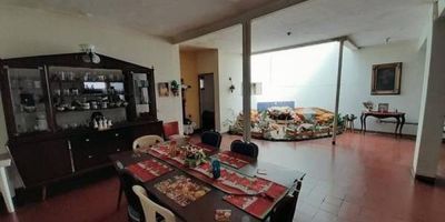 Tradicional PH de dos niveles mas terraza, con ubicación ideal para múltiples opciones de alta mixtura sobre la calle San Juan, lo cual asegura un fácil acceso y una rápida movilidad y permiten desplazarse a cualquier punto de la ciudad. Anímate y contáctenos para tener el gusto de brindarte una mejor asesoría! Área: Lote irregular: Frente: 6.65ml, Fondo: 22.0ml, Área del lote: 223m2 Total construida: 366m2‌, Primer piso: Local: Área total: 224.24m2 ‌Segundo piso: Vivienda: Área total: 181.79m2, Tercer piso: Terraza Área total: 174.63m2.