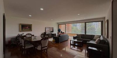 Tu próximo hogar en el corazón de El Poblado te espera… Descubre este exclusivo apartamento de 186 m² ubicado en La Tomatera, uno de los sectores más prestigiosos de Medellín. Un espacio diseñado para quienes valoran el confort, la amplitud y los detalles que marcan la diferencia. ✨ 3 habitaciones + 3 baños, cada espacio pensado para disfrutar en familia o recibir invitados con el mayor estilo.  2 garajes privados para tu total comodidad.  Balcón con vista panorámica, perfecto para disfrutar el aire fresco y la ciudad a tus pies.  Biblioteca/estudio para trabajar o inspirarte en casa.  ¡Sí, tus mascotas son bienvenidas! Dentro de su elegante urbanización tendrás acceso a:  Piscina |  Gimnasio |  Canchas deportivas |  Club social  Vigilancia 24/7 |  Parqueadero para visitantes |  Zonas verdes y jardín Todo en un entorno natural, rodeado de parques, cerca a centros comerciales, colegios y con excelente acceso a transporte.