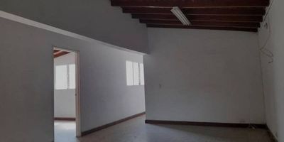 Casa tercer piso, ceca de la Iglesia de la América, centros comerciales, colegios, supermercados, buenas rutas de trasporte, sector Residencial. Se compone de. Sala-comedor, cocina, 4 alcobas principal con baño + 2 auxiliares, 3 closet, 1 patio Grande, cuarto útil.