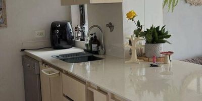 Venta Apartamento Florida Nueva Carrera 70 cómodo apartamento, 3 alcobas mas servicio, 3 baños completos, 3 incluyendo el de servicio, amplia cocina Integral con red de gas y despensa, salón comedor, con estudio y amplio balcón con vista a la carrera 70, piso en porcelanato, patio con zona de ropas, balcón interno que une dos de las alcobas con vista a la plazoleta y la piscina, parqueadero común en sótano asignado al apartamento, ascensor, vigilancia diurna, piscina e plazoleta, cerca a la estación estadio del metro, san juan y Homecenter.