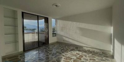 Características principales: • Área: 132 m² • Estrato: 6 • Valor de venta: $900.000.000 • Administración: $500.000 • Impuesto predial: $3.998.443 (anual) • Antigüedad: 35 años • Estado: Usado • 1 nivel • 3 habitaciones • 3 baños • Sala – comedor • Cocina cerrada integral sin campana • Mesón en acero inoxidable • Zona de ropas • Balcón • Parqueadero sencillo • Cuarto útil • Red de gas y servicios públicos  Distribución interna: • Habitación principal: Vestier, piso en mármol, baño privado con cabina en otro material. • Habitació 2: Closet, piso en mármol. • Habitación 3: Closet, piso en mármol. • Baños auxiliares: Piso en cerámica, cabina en otro material.  Ubicación y entorno: Sector Aguacatala – Poblado, Medellín, cercano a: – Universidad EAFIT – Estación del Metro Aguacatala – Avenida Las Vegas y Avenida El Poblado – Centros comerciales Santafé, Oviedo, Río Sur, La Estrada – Carulla, Éxito, Panamericana, Falabella – Eps Sura, Clínica Sameín, Clínica Las Vegas – Colegios: Pilares del Castillo, San José de las Vegas, La Enseñanza – Zona Milla de Oro a 5 minutos  Notas adicionales: • Disponibilidad inmediata