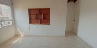 cómodo apartamento cuarto piso sin ascensor ubicado en el sector de florida nueva posee 104.91 metros cuadrados, 4 alcobas, 4 closets, 3 baños, cocina integral mixta con red de gas, entre otras mas comodidades, adicionalmente ubicado sobre toda la avenida san juan teniendo así excelente acceso en transporte publico,vidrios anti ruido brindando tranquilidad total , cerca a Makro, avenida 70 y seguros bolívar.