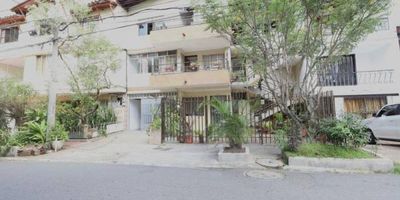 Casa en segundo piso, muy bien ubicada, cerca de todo. Cuenta con 4 habitaciones, habitación de servicio, salón comedor muy amplio, balcón, cocina abierta, 3 baños completos, baño social y zona de ropas. Sin poniente. Ideal para vivir. Ven a conocerla !!!!