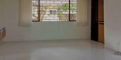 casa primer piso ubicada en el sector de Florida Nueva. La propiedad cuenta con un área de 97.32 mts² aproximadamente. Ofrece una confortable sala comedor, tres alcobas y tres clósets. La cocina integral se complementa con tres baños y tres lavamanos. Además, incluye un patio, zona de ropas, y elegantes pisos en cerámica. Para tu tranquilidad, dispone de un parqueadero cubierto sencillo.