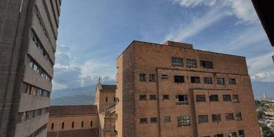 ¡Descubre tu nuevo hogar en el corazón de Medellín! Este espectacular apartamento de 213,79 m² ofrece 5 alcobas en total (4 principales más alcoba de servicio con baño), 3 baños, cocina integral, sala, comedor, estudio y amplios espacios con excelente iluminación, ventilación natural y acabados modernos de gran calidad. Su ubicación estratégica en el centro de la ciudad te brinda acceso inmediato a transporte, comercios y servicios que harán tu vida más práctica y cómoda. Además, cuenta con parqueadero y cuarto útil y una vista panorámica que enamora. Administración: $780.000 – Bajo costo de Predial: $628.330. ¡No dejes pasar esta oportunidad única y agenda tu cita hoy mismo para conocer tu futuro hogar!