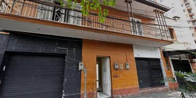 Casa Comercial en el sector Prado Centro muy cercana a la estación Prado del metro, con ubicación cercana a la Clinica del Tórax y salida a la Avenida Oriental con Villanueva. Cuenta con 3 locales comerciales en el 1er nivel disponibles para arrendamiento con áreas aproximandas de 20 a 25m² cada uno, la casa cuenta el 1er nivel con salón, patio, alcoba pequeña y 1 baño social, 2do nivel con 6 espacios independientes para adecuar como habitaciones o a su elección, espacio para cocina sencilla, 2 baños con espacio de duchas, salón y balcón doble con vista a la calle, en 3er nivel apartaestudio con baño y cocina sencilla. Ideal para remodelar y acondicionar a su gusto en sector muy comercial del Centro de Medellín.