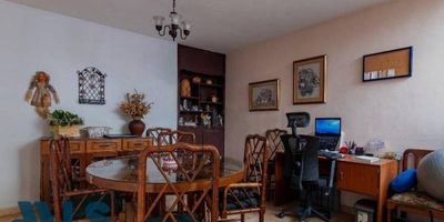 Casa primer piso, amplia y agradable, en venta sector La Castellana, ofrece 242 mt2, 4 alcobas + alcoba de servicio 4 closets, sala garaje, comedor,, cocina semi-integral, 4 patios, 3 baños, biblioteca, cuarto útil, piso en cerámica, por el sector encontrarás la AV. 80, Viva Laureles, la 35, la UNAC, colegios, iglesias. ¡Qué no se te haga tarde! Llámanos y visita este inmueble