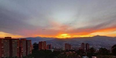 Apartamento penthouse en la calera cuenta con 3 habitaciones cada una con baño y vestier, habitación de servicio amplia, pisos en madera y marmol, balcón en el primer piso mas terraza en el segundo. 3 parqueaderos paralelos, cuarto util de 15 metros en el area de parqueadero más cuarto util interno, cuenta con estudio en el primer piso y sala de television en el segundo piso.