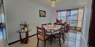 Este apartamento se encuentra ubicado en La Calera uno de los sectores mas exclusivos de la ciudad y gracias a su ubicación en el edificio tiene una increíble vista. Tiene un amplio balcon que comparte la zona social y la habitación principal, estos espacios son amplios y cuentan con una ventilación cruzada debido a que el apartamento tiene una visual de 180 grados, son solo dos apartamentos por piso. Cada habitación tiene su propio baño y como extras importantes: 3 PARQUEADEROS + CUARTO ÚTIL + CUARTO DE HOBBIES.