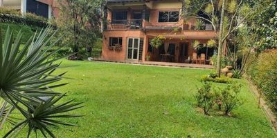 Esta casa se encuentra ubicada en uno de los sectores mas exclusivos de la ciudad , en unidad cerrada, casa para soñar, para vivir las mejores experiencias, para alejarte de todo y conectarte con la naturaleza y la tranquilidad. Casa de 2 niveles, con vista al verde, con el relajante sonido de la quebrada, cocina semi abierta, chimenea, Esta casa lo tiene todo! en La Calera, a pocos minutos de centros comerciales, hospitales, universidades y supermercados. esta casa invita a compartir una vida en familia . en el segundo piso se encuentra un amplio estudio, la habitación principal con baño y vestier, seguida de las 2 habitaciones auxiliares cada una con baño y vestier, y balcón en el segundo piso. Ven a conocerla! Ver Detalle