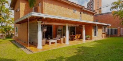 Hermosa casa de 3 niveles en la calera, unidad exclusiva con pocas casas, cerca al mall de Ámsterdam, 771 m2 área de lote, 461 m2 área construida , distribuidos en 3 alcobas , cada una con baño, cocina cerrada, biblioteca, estar , sala, comedor , balcón en la alcoba principal, jardín. 2 parqueaderos paralelos y 2 cuarto útil. Unidad cerrada con vigilancia 24 horas.