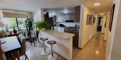 En venta, apartamento ubicado en El Poblado,TRV INFERIOR, a 5 minutos del túnel de Oriente, fácil acceso y Fácil salida, cerca a: Hotel INTERCONTINENTAL, Restaurantes HATO VIEJO y SAN CARBÓN, Mall INTERPLAZA, CARULLA la 10 con una impresionante área privada de 111 M2 y una distribución de lujo de 3 alcobas y 3 baños, perfecto para una familia que busca comodidad y exclusividad y el ruido es imperceptible. Además de su excelente ubicación, este apartamento cuenta con parqueadero doble, lineal, para que puedas estacionar tus vehículos sin preocupaciones. Al ingresar a este apartamento, notarás los armarios empotrados, perfectos para mantener todo en orden y organizado. Además, la habitación principal cuenta con baño privado, para que tengas la privacidad y comodidad que mereces. La cocina es otro de los aspectos destacados de este apartamento, con una moderna barra estilo americano, ideal para disfrutar de tus comidas en un ambiente espacioso y luminoso. Apto RENOVADO incluyendo tuberías acueducto.