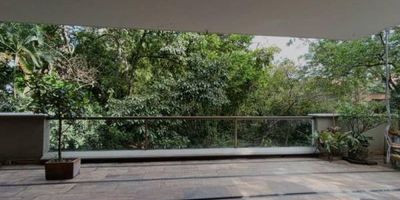 Se vende apartamento con un área construida de 130,30 m² más una terraza descubierta de 42,75 m², para un total de 171 m². Cuenta con 3 alcobas, una de ellas con baño privado, vestier y salida directa a la terraza; las otras dos con clóset, 2 baños sociales, alcoba de servicio con baño, cocina integral con red de gas y zona de ropas con calentador de acumulación. El apartamento ofrece una cómoda sala comedor, estudio y una terraza muy amplia, perfecta para el esparcimiento y la vida al aire libre. Los pisos son en mármol y madera. Además, cuenta con 2 garajes paralelos y un cuarto útil detrás de uno de ellos. Disfruta de una excelente vista a zona verde y una ventilación privilegiada. La unidad cuenta con portería 24 horas, zonas verdes, parque infantil y parqueadero para visitantes. excelentes vías de acceso a través de la Transversal Inferior, la calle 10 y la vía Las Palmas.