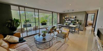 Ubicado en una zona super tranquila y campestre, en unidad completa, encontramos este hermoso apartamento de 118 mts, con un espacio social generoso y cocina abierta con barra americana, integrada a la zona social, un amplio balcón con vista mixta a la ciudad y montaña. Cuenta con dos habitaciones completas con baño y vestier, estudio, baño social y zona de ropas. Parqueadero doble lineal y cuarto útil. Ven a conocer tu próximo hogar!