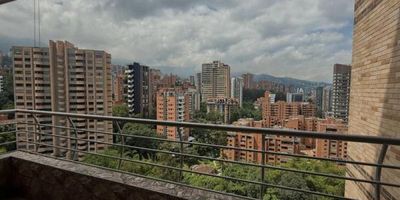 Apartamento en un piso 16 con una super vista,tiene 3 alcobas todas con baño,tambien tiene estudio,ademas de alcoba y baño de servicio Tiene 3 parqueaderos y 2 cuartos utiles La unidad es completa con piscina,gym,salon social y esta muy bien ubicada,entre la avenida del poblado y la transversal intermedia con excelentes rutas de transporte y cerca a todo. Administración: 720.000 Predial: 1.400.000 trimestral