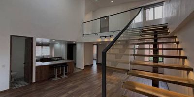 Este espectacular apartamento de 166m2 duplex cuenta con acabados de lujo, recién reformado, con un imponente, elegante e iluminado diseño, cuenta con 3 habitaciones cada una con su baño, auxiliares con closet y principal con un genero vestier. el inmueble cuenta con 2 parqueaderos independientes y cuarto útil dentro del apartamento, el diseño cuenta con un un diseño único y pensado en la comodidad de cada uno de los integrantes de tu familia. El edificio cuenta con portería 24 Hrs, shut de basuras y ascensor. Contáctanos y conócelo!