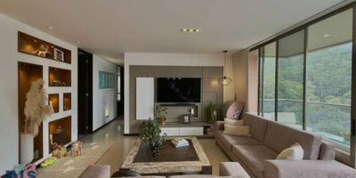 Este hermoso apartamento destaca por sus amplios espacios y luminosidad natural, creando un ambiente cálido y acogedor. Disfruta de una espectacular vista que te permite relajarte y admirar el paisaje desde cada rincón. Cuenta con dos generosas habitaciones, ideales para descanso y confort, y un estudio perfecto para trabajar o como espacio de ocio. La cocina abierta se integra perfectamente a la zona social, ofreciendo un ambiente moderno y funcional, ideal para compartir momentos con amigos o familia.