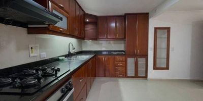 Apartamento remodelado cerca de los bálsos con un área de 115 metros cuadrados distribuido en dos alcobas con baño vestier un clóset Sala comedor estudio baño social balcón cocina amplia zona de ropas independiente parqueadero cuarto útil unidad completa con zonas verdes juegos infantiles zonas húmedas gimnasio salón social portería 24 horas cerca al Centro Comercial Santa Fe centro comercial el tesoro Supermercado La Vaquita mall la visitación