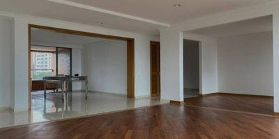 Apartamento en venta con generosos espacios en ubicación privilegiada 229 m2, cuenta con sala , comedor, balcón, estar o biblioteca, baño auxiliar, 3 alcobas mas alcoba del servicio, dos alcobas con baño, principal con vestier, zona de ropas cocina con doble acceso. Incluye dos parqueaderos y útil, el edificio cuenta con cancha polideportiva, juegos para niños, salón social zonas verdes, portería 24 horas. Encuéntralo todo cerca centros comerciales colegios, supermercados y trasporte. Actualmente se lleva a cabo mantenimiento de fachada con una cuota extra de $413.400