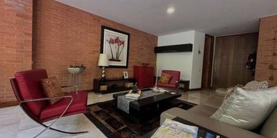 Este amplio y cómodo apartamento es perfecto para todas las familias. Son 176 metros cuadrados distribuidos en 3 habitaciones, cada una con baño y vestier, la principal además del vestier tiene también clóset y salida a una de las terrazas, estudio, cocina cerrada con posibilidad de abrirla, baño social y dos amplias terrazas para el disfrute de toda la familia. Dos parqueaderos y dos cuartos útiles. La ubicación es privilegiada, porque a pesar que es en plena milla de oro, a 1 cuadra de la loma los Parra y a 2 de la av el Poblado, el silencio y la tranquilidad son únicos, es como si vivieras en una finca en medio de la ciudad.