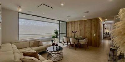 Tu vida merece un escenario como este En Los Balsos, un apartamento de 124 m² que redefine el concepto de hogar: 3 alcobas con baño privado, principal con vestier, cocina abierta que conecta con el área social, estudio/estar de TV y un balcón con una vista increíble a la ciudad. Además, disfruta de domótica, video beam en la sala, cortinas eléctricas, 2 parqueaderos y cuarto útil. Todo en una unidad de lujo con zonas comunes que parecen de resort. El Poblado – Los Balsos $1.290 millones