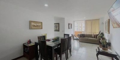 Este cómodo apartamento ubicado cerca a la avenida Las Palmas y al Tunel de Oriente, en la Loma del Indio, cuenta con una espectacular terraza y está disponible para ti. Cuenta con tres habitaciones, la principal con baño y salida a la terraza, baño social completo, habitación de servicio con baño, sala comedor, cocina y zona de ropas. Cuenta con parqueadero sencillo y cuarto útil. Urbanización completa.