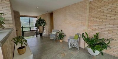 Con 181 m², su distribución ofrece amplitud y funcionalidad. El salón comedor se integra con un espectacular balcón con vista panorámica, conectado a una moderna cocina abierta tipo americana con acabados de alta gama, puertas automáticas, cajones de cierre lento y herrajes europeos. La zona privada cuenta con tres amplias habitaciones, siendo la principal un verdadero refugio, con balcón privado, baño en suite y walking closet. Las dos habitaciones secundarias comparten baño, mientras que la alcoba de servicio dispone de baño independiente. Adicionalmente, la propiedad cuenta con baño social, puerta de seguridad, sistema de domótica y ventanas antiacústicas. Vive la exclusividad y el confort en un entorno privilegiado. Agenda una cita y descubre por qué este es el hogar que estabas buscando. TBM