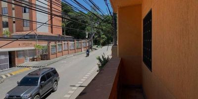 ¡Gran oportunidad en Belén Los Alpes! Casa local con excelente ubicación Se vende amplio inmueble de dos niveles más terraza, ideal para vivir, invertir o establecer tu negocio en una de las zonas más estratégicas de Medellín. Primer piso: Casa local con entrada independiente, espacios amplios, 3 alcobas, 2 baños, 2 patios, cocina sencilla. Ideal para uso residencial o comercial. Segundo piso: Vivienda independiente con salón comedor, 4 habitaciones cómodas, cocina sencilla, 2 baños, patio, zona de ropas y acceso a la terraza. Tercer nivel - Terraza: Espacio ideal para adecuar zona social, BBQ, jardín o incluso para ampliación de la vivienda. Ubicación privilegiada en Belén Los Alpes, cerca de supermercados, colegios, rutas de transporte público y zonas comerciales.