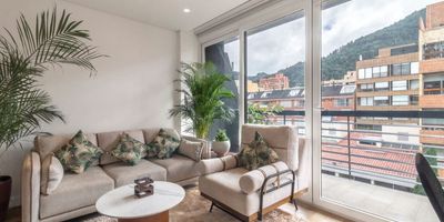 En el Chicó Reservado, encontramos un apartamento encantador y completamente amoblado ideal para quienes buscan comodidad y seguridad. Situado en el cuarto piso, el apartamento ofrece una vista increíble a las montañas que te hará sentir en calma. La cocina americana, abierta e integrada, es perfecta para preparar tus platos favoritos. El balcón, ideal para disfrutar de un café por la mañana, inunda de luz natural el espacio.

La vida en este edificio es inmejorable; tiene muchas comodidades como gimnasio, zona BBQ, sauna o turco, y salón comunal para tus reuniones. La seguridad nunca será un problema con CCTV y vigilancia las 24 horas. Además, cuenta con parqueaderos de visitantes, parqueadero para bicicletas y acceso para discapacitados.

Este apartamento, con sus áreas comunes y servicios, ofrece el balance perfecto entre confort y comunidad. No pierdas esta oportunidad. ¡Pide tu visita ya!