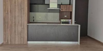 Viva la tranquilidad del campo con la comodidad de la ciudad en este moderno apartamento campestre nuevo ubicado estratégicamente en Las Palmas, a solo minutos del túnel hacia el aeropuerto. Con 117 m² de área construida, este apartamento en primer piso ofrece acceso directo a una hermosa zona verde privada y al parqueadero, sin necesidad de tomar ascensor, brindando total comodidad y privacidad. Con excelentes acabados y un diseño pensado para maximizar el confort. Hermosa unidad con piscina, turco, salón social y gimnasio. Solo dos torres