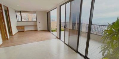 Piso alto con vista panorámica a la ciudad y diseño moderno en un sector exclusivo sobre la vía Las Palmas, con excelente conectividad hacia el Poblado y el Oriente, a 15 minutos del Aeropuerto Este apartamento se destaca por su amplitud, iluminación natural y distribución flexible: originalmente de tres habitaciones, hoy tiene dos alcobas completas y un estudio (con opción de volver a cerrar la tercera habitación). Su vista es despejada, el balcón amplio y la zona social integra perfectamente sala, comedor y cocina moderna.  Área: 140 m2  2 habitaciones con baño y vestier + estudio (posible 3ra alcoba)  Cocina abierta y zona de ropas independiente  Balcón con vista 180° sobre Medellín  Chapa digital con huella  2 parqueaderos  1 cuarto útil La unidad cuenta con portería 24/7, piscina panorámica, jacuzzi, gimnasio, coworking, social kitchen, turco, salón social, parque infantil y zona pet friendly. En desarrollo de su segunda torre y futura vía alterna de acceso desde Las Palmas.  Administración: $882.800  ¿Te gustaría visitarlo o conocer más detalles? Escríbeme para agendar una cita."