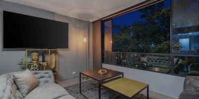 Duplex completamente remodelado con vista a la ciudad. Al frente de carulla Las Palmas y muy cerca a provenza la zona #1 del poblado.