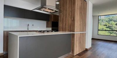 Hermoso apartamento con una espectacular vista a la ciudad, acabados modernos y muy bien distribuidos. Cuenta con 140 metros en tres habitaciones, cada una con baño, dos de ellas con vestier y otra con closet, adicional al estudio, zona de ropas independiente y baño social, una hermosa cocina abierta con una cómoda zona social y amplio balcón. Un proyecto con muy buen diseño y ubicación privilegiada que permite una vista garantizada a la ciudad. Te invito a conocerlo!