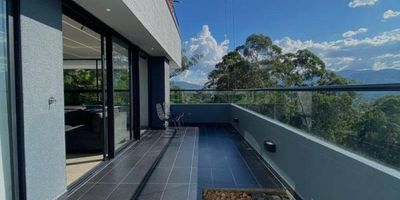 partamento disponible para arriendo tradicional o amoblado: Tierra grata bosque santo, sector las palmas - 133 mt². - ⁠3 habitaciones (habitación principal con vestier) - 1 estudio - ⁠3 baños - balcón grande con vista a la ciudad - sala, cocina integral, comedor - parqueadero doble lineal y cuarto Útil La unidad cuenta con: - ⁠zona de ropas - ⁠zonas húmedas - ⁠gimnasio - ⁠rooftop - ⁠salón social