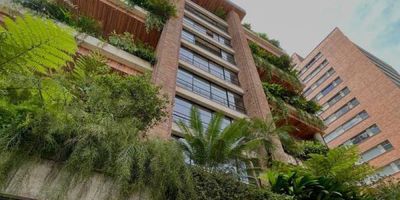 Apartamento de lujo para terminar, El Poblado Las Lomas. Fotos de referencia (apartamento terminado). Apartamento en venta: en obra gris. ¡El apartamento que habías soñado a tu gusto! En un punto estratégico del Poblado llamado Las Lomas, se encuentra este extraordinario desarrollo en dos torres independientes. Con sólo 19 unidades construidas. Este apartamento tiene una gran terraza con jacuzzi, rodeado de jardín; y a destacar una gran altura de piso a techo que te hará sentir al aire libre. Inspírate y termina este generoso apartamento con tu estilo. Sueña con una iluminación imponente y una decoración única. ¡Qué esperas! Disponible ya. Libre de deudas.