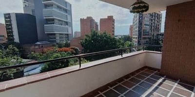 Apartamento en Laureles,es duplex tiene 4 alcobas,3 parqueaderos y esta ubicado a 1 cuadra de la iglesia santa teresita cerca a restaurantes y servicios,excelente transporte publico
