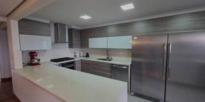 Hermoso apartamento con excelentes espacios ubicado en un piso alto, cuenta con 3 habitaciones con baño y vestier cada uno, baño social y estar de TV. Cuenta con cocina abierta remodelada y 3 parqueaderos paralelos.