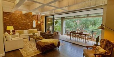 Este exclusivo apartamento de 234 m² ha sido completamente remodelado con materiales de la más alta calidad y un diseño sofisticado que combina modernidad, calidez y elegancia. Cada detalle ha sido cuidadosamente seleccionado, destacando los casetones a la vista, que aportan carácter y distinción. La zona social se integra a un gran balcón con vista inigualable a un bosque y una quebrada, creando un espacio de absoluta tranquilidad y conexión con la naturaleza. Cuenta con 3 amplias habitaciones, cada una con su propio baño y vista sin registro a la naturaleza, destacando la habitación principal con un vestier de gran tamaño. Además, dispone de alcoba de servicio, aire acondicionado y tres parqueaderos. Su cocina abierta es un verdadero lujo, equipada con electrodomésticos de la mejor calidad, mesones en piedra y máquina lavaplatos, perfecta para quienes disfrutan de la gastronomía y el diseño funcional. Ubicado en un edificio exclusivo y atemporal de solo 16 apartamentos (2 por piso), garantiza privacidad y exclusividad. Su ubicación privilegiada permite un acceso rápido y cómodo por Las Palmas, Transversal Inferior, Calle 10 y Lalinde, además de estar cerca de Wake, Provenza, CC El Tesoro e Interplaza, con una variada oferta gastronómica y comercial. Se ofrece la opción de venta amoblado, con mobiliario y decoración cuidadosamente seleccionados para resaltar su estilo y sofisticación.