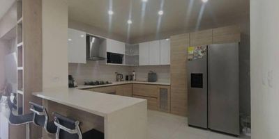 Apartamento en venta con 3 alcobas, todas con baño privado, siendo 2 con clóset y 1 con vestier. Tiene pisos en porcelanato, sala comedor, cocina integral con barra americana, zona de ropas con puerta y calentador de acumulación. Cuenta además con baño social (medio), balcón, closet de linos e iluminación led. El edificio tiene 9 pisos, una sola torre con 3 apartamentos por piso. Las zonas comunes están en la terraza e incluyen jacuzzi, turco, gimnasio y salón social, ofreciendo espacios para el confort y el esparcimiento.
