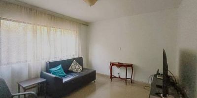 apartamento segundo piso sin ascensor, nos ofrece una área de 140.68 metros, sala comedor, 4 alcobas, 3 closet, 2 baños, cocina integral, red de gas, 2 patios, ventanal, piso en porcelanato, sin parqueadero