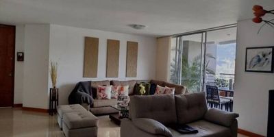 Bienvenido a tu nuevo hogar en el corazón de Laureles. Sector de fácil acceso, con todos los servicios a su alcance, cerca de universidades bancos, colegios, centros comerciales, restaurantes, además de ser un lugar tranquilo, El apartamento esta en excelente estado, cuenta con un amplio espacio interior de 154.50 mts para disfrutar en familia y esta distribuido así: sala comedor, estudio o biblioteca, gran balcón, cocina integral amplia y dotada, zona de ropas, alcoba y baño completo del servicio, 3 alcobas, principal con Vestier y baño independiente, 2 alcobas auxiliares cada una con clóset y una de ellas con baño privado, closet de linos y baño familiar. VEN A CONOCERLO!!!