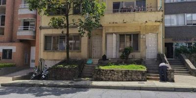 casa lote con una excelente ubicación en el sector de Laureles. El lote tiene un área de 274.28 metros cuadrados y la construcción 379.4 metros cuadrados. La propiedad se encuentra a media cuadra de la Avenida Jardín y del Segundo Parque de Laureles, lo que la hace ideal por su acceso y cercanía a puntos clave del sector, restaurantes, universidades, supermercados, colegios, entidades bancarias.