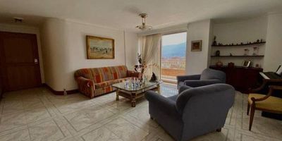 Si tu sueño es un apartamento dúplex, en ultimo piso, con agradables ambientes para el disfrute de toda la familia, con amplios y confortables espacios que invitan a relajarse, este es el apartamento que buscas. Cerca de todos los servicios, donde cada espacio ha sido diseñado para la comodidad y la tranquilidad de los que lo habitan, Te invito a conocerlo y convertirlo en tu nuevo hogar. Son 173,90 M2. Distribuido en 4, 3 baños completos, baño social, salón, estar, biblioteca, cocina cerrada, alcoba de servicio con baño, patio de ropas, balcones para vivir momentos inolvidables con familia y amigos, 2 parqueaderos paralelos, portería diurna.