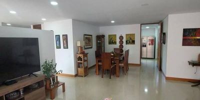 Apartamento en venta, ubicado estratégicamente en el primer parque de laureles; Con agradables ambientes para el disfrute de toda la familia, amplios y cómodos espacios que invitan a relajarse, este es el apartamento que buscas. Cerca de todos los servicios, donde cada espacio ha sido diseñado para la comodidad y tranquilidad de quienes lo habitan, te invito a visitarlo y convertirlo en tu nuevo hogar. Son 154,50 M2, distribuidos en 3 alcobas todas con baño mas social, sala, comedor, estar, cocina cerrada, alcoba de servicio, agradable balcón para vivir momentos inolvidables con familiares y amigos, parqueadero lineal para 2 carros Nro. 6, cuarto útil, Zonas comunes; piscina, Gym , salón social y juegos infantiles. Unidad cerrada con portería 24 horas.