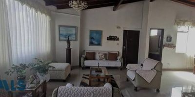 apartamento en venta con espacios muy generosos, cerca del segundo parque Laureles, 4 piso y ultimo, 4 habitaciones amplias cada una con closet, sala, comedor, estudio, cocina integral, zona de ropas aparte, habitación principal con closet y baño completo, 3 habitaciones auxiliares con closet, garaje sencillo, es edificio solo.