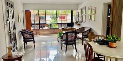 Casa en Segundo piso con espacios generosos que permite múltiples usos por su ubicación central, a una cuadra de la Estación del Metro Estadio. Iluminada, ventilada, se accede por escalas. Es independiente. Anímate a visitarla y proyectar allí tu idea.